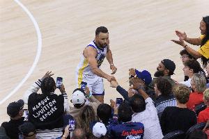 对面开挂!湖人上半场三分命中率33.3% 勇士15中10&命中率66.7%