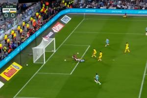 差一点!梅西门前抢点脚尖碰到皮球,皮球稍稍偏出