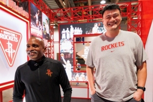 老队友重逢!姚明与“老猫” 莫布里参观中国澳门NBA展馆